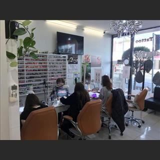 Cần sang shop nails nằm ngay trung tâm đường Hawthorn Rd
