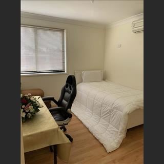 Nhà sạch thoáng mát vùng Canley Heights dư 2 phòng cho Nữ share 